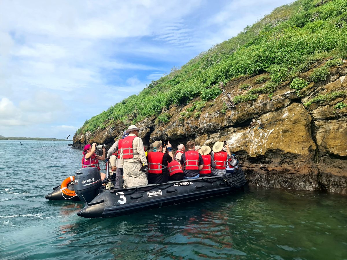 Gäste mit Naturguide im Zodiac auf Galápagos