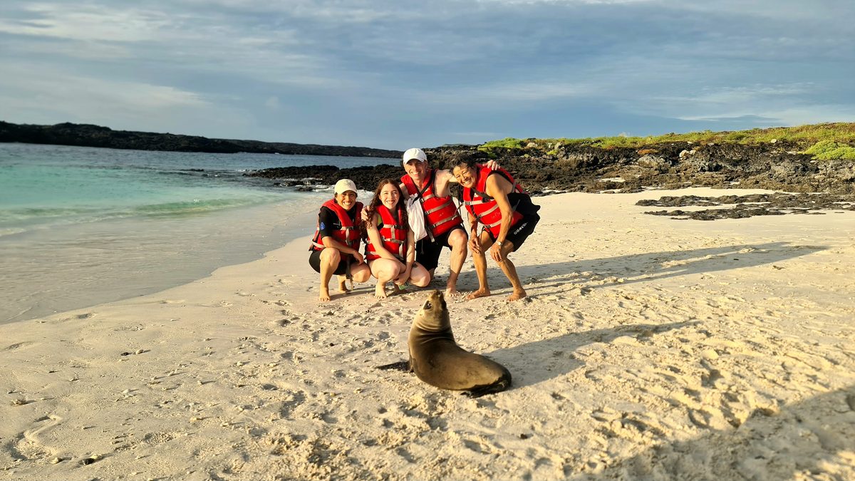Galápagos Inselhopping – Gruppe am Strand mit Seelöwe